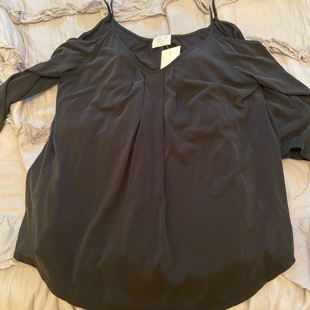 Sienna sky-L-shirt-tags